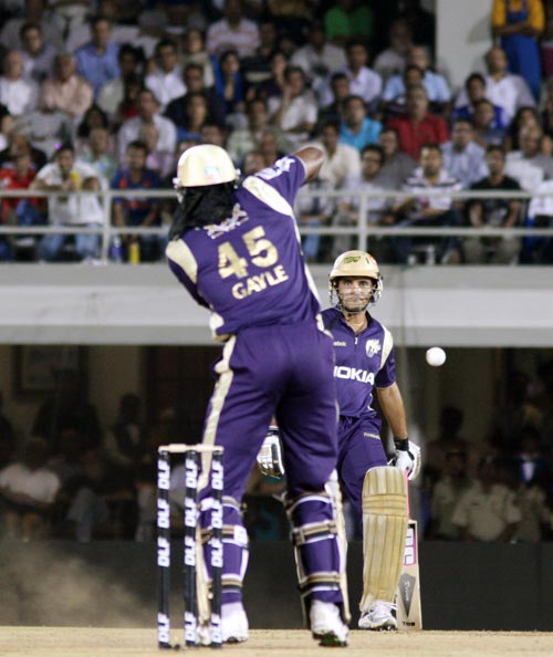 केकेआर को हार से क्रिस गेल भी नहीं बचा सका