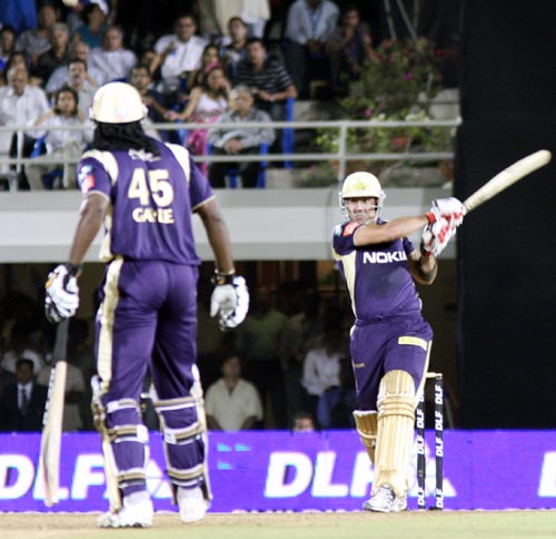 केकेआर को हार से क्रिस गेल भी नहीं बचा सका