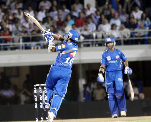 केकेआर को हार से क्रिस गेल भी नहीं बचा सका