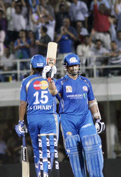 केकेआर को हार से क्रिस गेल भी नहीं बचा सका