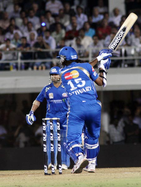 केकेआर को हार से क्रिस गेल भी नहीं बचा सका