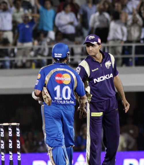 केकेआर को हार से क्रिस गेल भी नहीं बचा सका