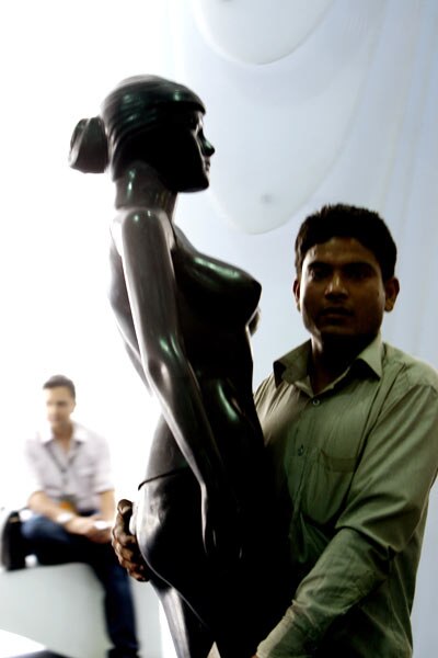 अनिश्चितताओं के बीच गुजरा लक्‍मे फैशन वीक का पहला दिन