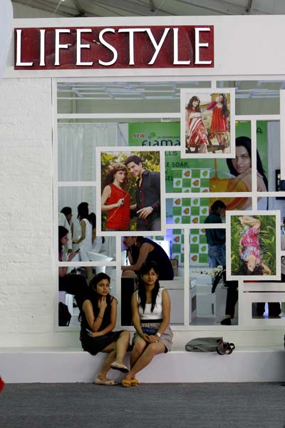 अनिश्चितताओं के बीच गुजरा लक्‍मे फैशन वीक का पहला दिन