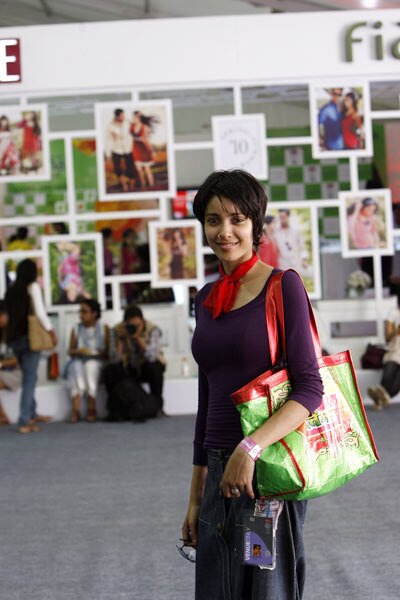 अनिश्चितताओं के बीच गुजरा लक्‍मे फैशन वीक का पहला दिन