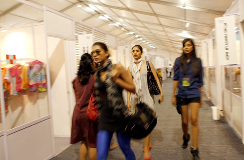 अनिश्चितताओं के बीच गुजरा लक्‍मे फैशन वीक का पहला दिन