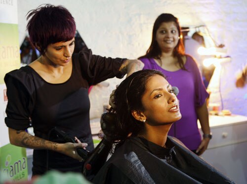 अनिश्चितताओं के बीच गुजरा लक्‍मे फैशन वीक का पहला दिन