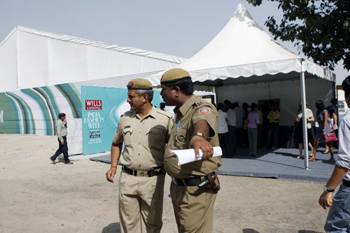 अनिश्चितताओं के बीच गुजरा लक्‍मे फैशन वीक का पहला दिन