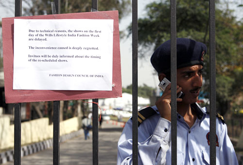 अनिश्चितताओं के बीच गुजरा लक्‍मे फैशन वीक का पहला दिन