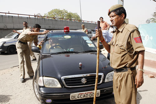 अनिश्चितताओं के बीच गुजरा लक्‍मे फैशन वीक का पहला दिन