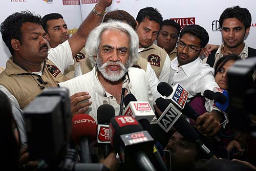 अनिश्चितताओं के बीच गुजरा लक्‍मे फैशन वीक का पहला दिन