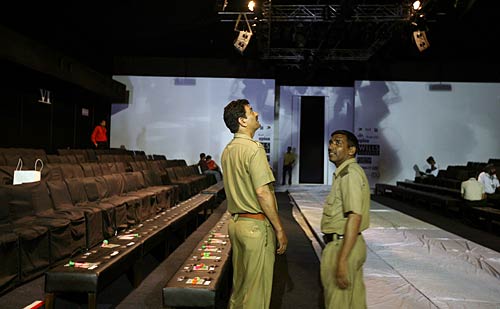 अनिश्चितताओं के बीच गुजरा लक्‍मे फैशन वीक का पहला दिन