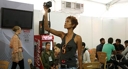 अनिश्चितताओं के बीच गुजरा लक्‍मे फैशन वीक का पहला दिन