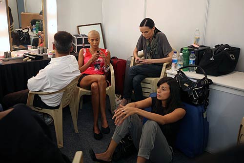 अनिश्चितताओं के बीच गुजरा लक्‍मे फैशन वीक का पहला दिन