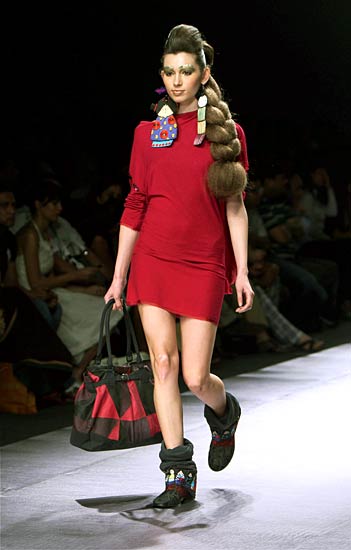 फैशन वीक के दौरान रैंप पर बड़े नामों की चमक