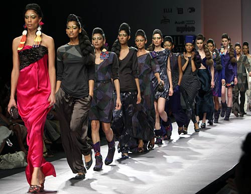 फैशन वीक के दौरान रैंप पर बड़े नामों की चमक