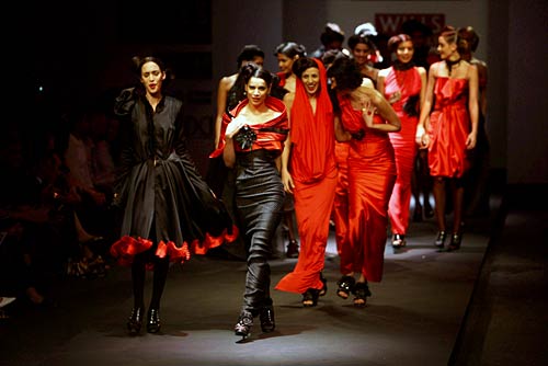 फैशन वीक के दौरान रैंप पर बड़े नामों की चमक