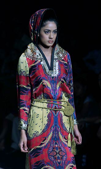 फैशन वीक के दौरान रैंप पर बड़े नामों की चमक