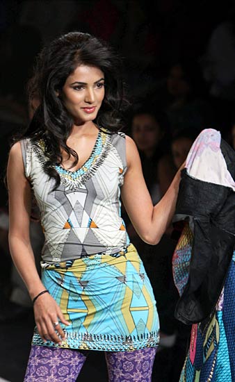 फैशन वीक के दौरान रैंप पर बड़े नामों की चमक