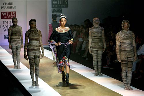 फैशन वीक के दौरान रैंप पर बड़े नामों की चमक