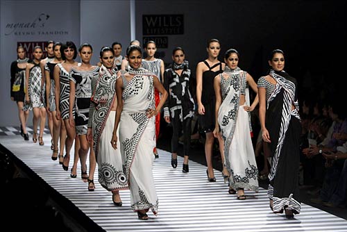 फैशन वीक के दौरान रैंप पर बड़े नामों की चमक