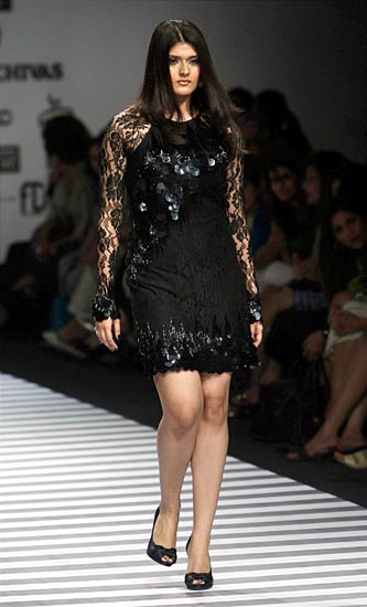 फैशन वीक के दौरान रैंप पर बड़े नामों की चमक