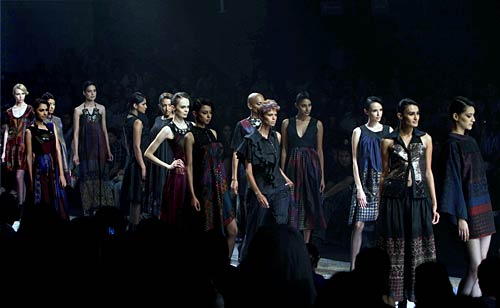 फैशन वीक के दौरान रैंप पर बड़े नामों की चमक