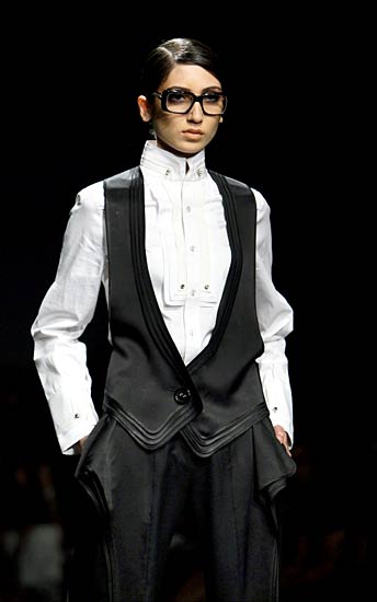 फैशन वीक के दौरान रैंप पर बड़े नामों की चमक