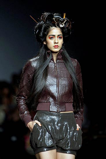 फैशन वीक के दौरान रैंप पर बड़े नामों की चमक