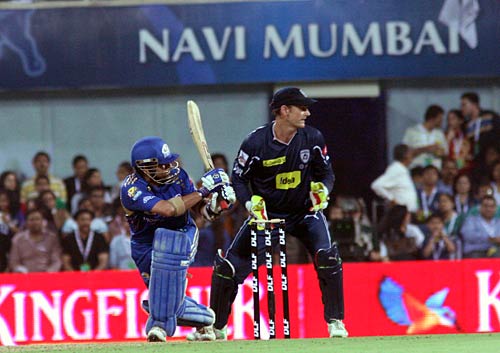 सचिन और हरभजन ने दिलाई मुंबई को जीत...