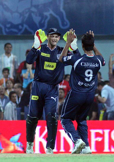 सचिन और हरभजन ने दिलाई मुंबई को जीत...