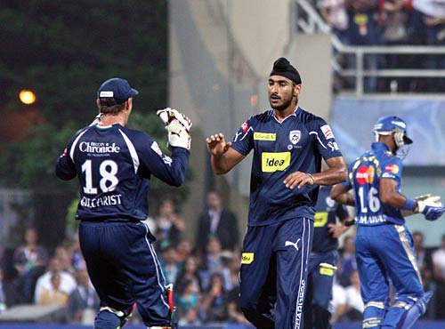 सचिन और हरभजन ने दिलाई मुंबई को जीत...