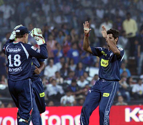 सचिन और हरभजन ने दिलाई मुंबई को जीत...