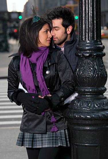 फिल्‍म 'अंजाना अंजानी' की पहली तस्‍वीर । प्रियंका की अदा