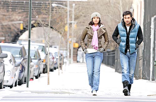 फिल्‍म 'अंजाना अंजानी' की पहली तस्‍वीर । प्रियंका की अदा