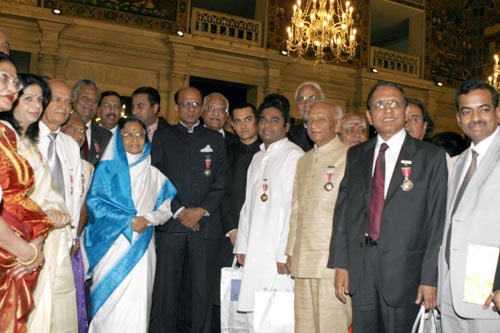 आमिर, ए आर रहमान को मिले पद्म पुरस्‍कार...