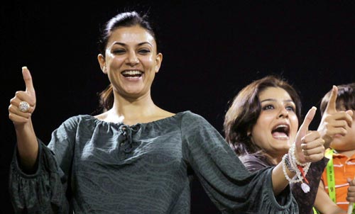 नइटराइर्स का हौसला बढ़ाने पहुंचे सितारे...