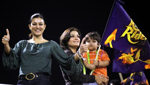 नइटराइर्स का हौसला बढ़ाने पहुंचे सितारे...