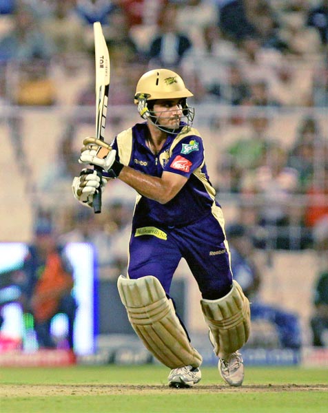 नइटराइर्स का हौसला बढ़ाने पहुंचे सितारे...