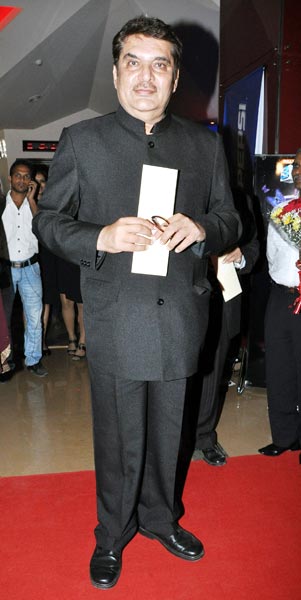 फिल्‍म 'सदियां' के प्रीमियर पर जुटे सितारे...