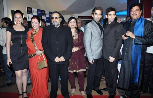 फिल्‍म 'सदियां' के प्रीमियर पर जुटे सितारे...