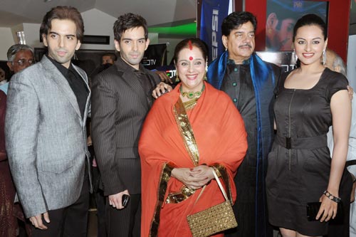 फिल्‍म 'सदियां' के प्रीमियर पर जुटे सितारे...