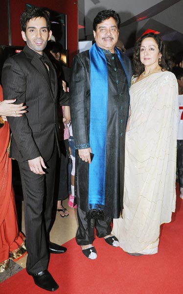 फिल्‍म 'सदियां' के प्रीमियर पर जुटे सितारे...