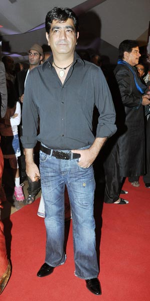 फिल्‍म 'सदियां' के प्रीमियर पर जुटे सितारे...