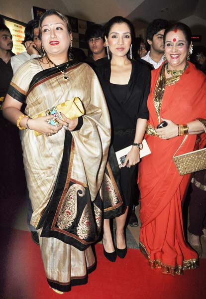 फिल्‍म 'सदियां' के प्रीमियर पर जुटे सितारे...