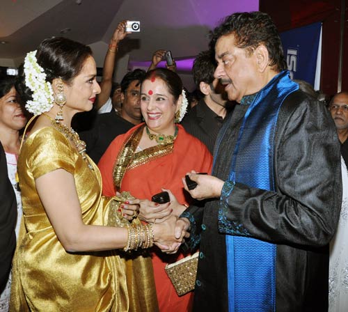 फिल्‍म 'सदियां' के प्रीमियर पर जुटे सितारे...