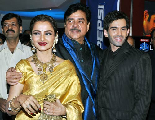 फिल्‍म 'सदियां' के प्रीमियर पर जुटे सितारे...