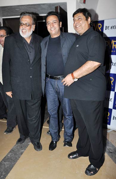 फिल्‍म 'सदियां' के प्रीमियर पर जुटे सितारे...