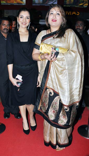 फिल्‍म 'सदियां' के प्रीमियर पर जुटे सितारे...