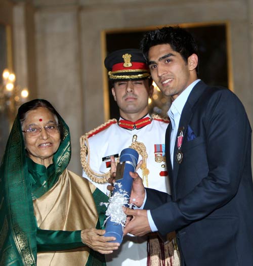 अभिनेता सैफ अली खान को मिला 'पद्मश्री' सम्‍मान